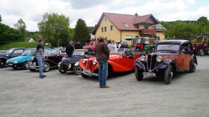 Bild: wel
Echte Liebhaberstücke waren beim Oldtimertreffen in Schönsee zu sehen. Die Fahrzeuge wurden genau begutachtet und bewundert.