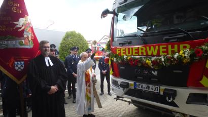 Bild: bk
Pfarrer Varghese Puthenchira erteilte dem neuen Fahrzeug der Feuerwehr Weiherhammer den kirchlichen Segen.