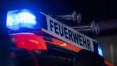 Symbolbild: Marijan Murat/dpa
Mit einem Flaschenzug rettete die Feuerwehr den Rollstuhlfahrer in Augsburg.