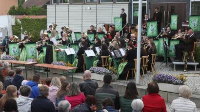 Bild: Hirsch
Die Jugendblaskapelle Fensterbach lud am Samstag zur Frühlingsserenade auf den Dorfplatz in Wolfring ein.