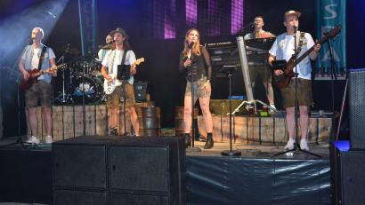 Bild: jr
Zum vierten und vorerst letzten Mal spielte am Samstagabend beim 23. Hallenfest der Feuerwehr Pleußen die sechsköpfige Band „Pröllergeisda“ auf. Im Mittelpunkt stand Sängerin Laura mit ihrer klaren und mitreißenden Stimme.