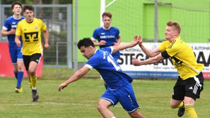 Bild: Büttner
Die SpVgg SV Weiden II (blaue Trikots) hatte auch im letzten Spiel der Saison gegen den SV Hahnbach die Nase vorn und sicherte sich die Landesliga-Relegation.