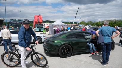 Bild: gsp
Ambergs Oberbürgermeister Michael Cerny kam mit seinem E-Bike zum 1. Amberger Elektromobilitätstag.