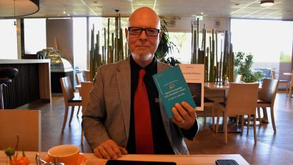 Bild: ubb
Martin Hauk zeigt das von ihm verfasste Buch "Lehrer mit Asperger: Cool, kompetent, anders – 22 Tipps für Lehrkräfte".
