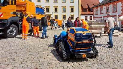 Bild: mfh
Moderne Straßenkehrmaschinen fahren selbstständig. Davon konnten sich die Besucher am Tag der offenen Tür überzeugen.