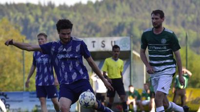 Archivbild: mhs
Andreas Werner (links) und der FC Schmidgaden wahren sich mit einem 1:0 gegen den SV Obertrübenbach die Chance auf ein weiteres Jahr Kreisliga.