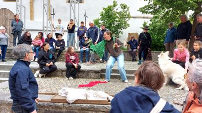 Bild: lg
Der Auftritt der Puppenspielerin (Christiane Joiko) mit dem schauerlichen Drachen kann auf dem Neunburger Markt als eine Vorahnung auf das drohende Kriegsgeschehen gesehen werden.