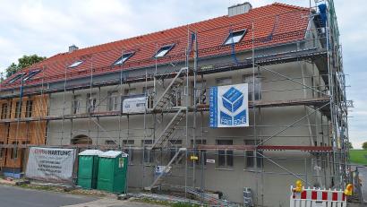 Bild: fks
Außen gibt es am Neubau der Metzgerei und Gastwirschaft in Premenreuth aktuell nur wenig Fortschritt. Grund dafür sind Arbeiten im Inneren der Gebäude.
