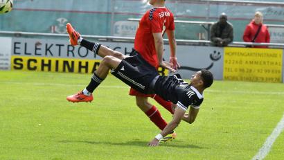 Bild: Hubert Ziegler
Kevin Mutove (vorne) und die DJK Ammerthal gerieten am Samstag gegen den SSV Jahn Regensburg II in sportliche Schieflage.