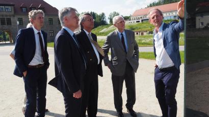 Bild: Bühner
Gedenkstättenleiter Jörg Skriebeleit erläutert Herzog Franz von Bayern (Erster und Zweiter von rechts) das historische Geschehen anhand der Gedenktafeln. Mit dabei auch Regierungspräsident Axel Bartelt und Flossenbürgs Bürgermeister Thomas Meiler (Dritter und Vierter von rechts)