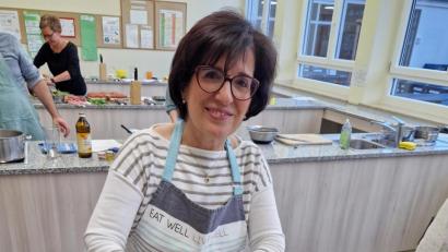 Bild: Thomas Dobler 
Dina Bayoud-Kohls Arabisch-Kochen-Kurse an der Volkshochschule Schwandorf sind regelmäßig ausgebucht, manche Teilnehmer kommen seit 30 Jahren.