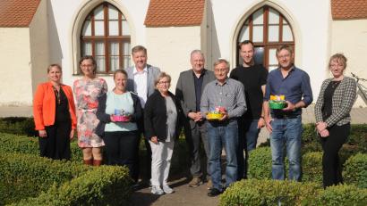Bild: ge
Im Rosengarten des Landratsamtes präsentieren sich die Gewinner des Osterbrunnen-Wettbewerbes mit den Organisatoren von Landkreis und AOVE.