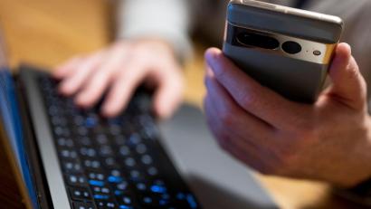 Symbolbild: Monika Skolimowska/dpa
Rund um die Uhr online: Die Staatsregierung will diese Sucht bei Jugendlichen bekämpfen.