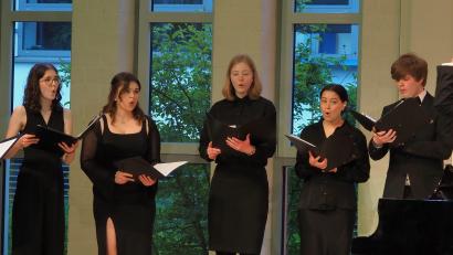 Bild: Frank Ebel
Ein Chor singt beim Festakt beim Geburtstag der Musikfachschule Sulzbach-Rosenberg.