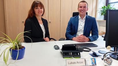 Bild: Oswald Zintl
Cornelia Wöhrl und Lukas Anzer ist Nachfolger von Cornelia Wöhrl und übernimmt die Leitung der Raiffeisenbank Waldershof.