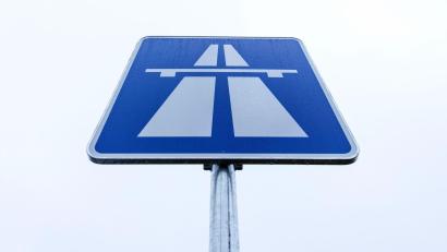 Symbolbild: Friso Gentsch/dpa
Weil die Fahrbahn erneuert wird, kommt es in den kommenden Wochen zu mehreren Sperrungen auf der Autobahn 93.
