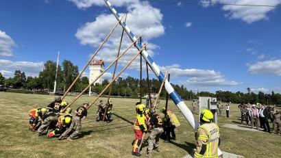 Bild: mor
Kräftig anschieben mussten die amerikanischen Soldaten sowie die Deutschen Feuerwehrleute um den Partnerschaftsbaum in die Höhe zu bringen.