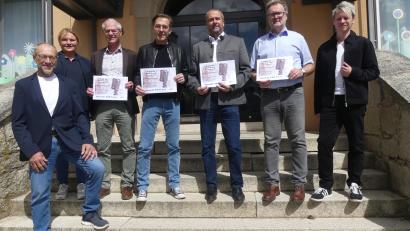 Bild: rn
Karl Lorenz, Angelika Denk (links) und Markus Engelstädter (rechts) übergaben das Spendenergebnis der Aktion "Demokratie leben" an die Leiter der Eschenbacher Schulen (von rechts: Wolfgang Bodensteiner, Bernhard Miedl, Andreas Demleitner und Martin Meier).
