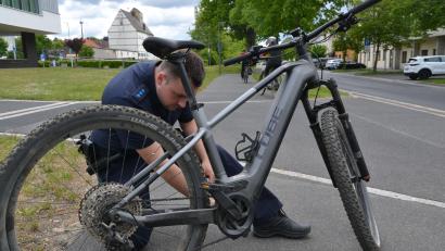 Bild: tss
Polizeiobermeister Erik Wolfrum bei der Kontrolle eines Pedelecs. Für die Beamten gibt es zwar spezielle Schulungen, um frisierte E-Bikes aus dem Verkehr ziehen zu können, doch oft hilft einfach Kommissar Zufall.