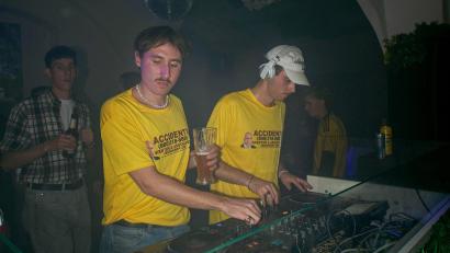 Bild: Olivia Rabe
Ferdinand Winter und Christoph Prange vom DJ-Kollektiv "Tanzdirektion Süd". Bei einem Auftritt in der Amberger Bar "UNS" hat die Gruppe über 2000 Euro an Spenden gesammelt.