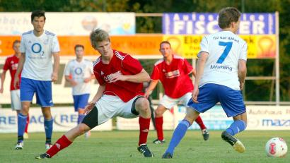 Archivbild: war
Eine Szene aus dem August 2013: Der damalige Etzenrichter Spieler André Biermeier (Mitte) kämpft gegen einen Bad Abbacher Akteur um den Ball.