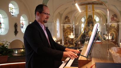 Bild: prh
Der Pilsener Domorganist Alex Nosek sitzt nicht nur im Festgottesdienst am neuen Spieltisch. Er bekommt auch großen Beifall für sein Festkonzert mit Werken von Komponisten aus der Romantik.