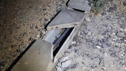 Bild: Bild Bundespolizei
Der unbekannte Täter holte sich von dieser Kabelschachtabdeckung eine Betonplatte und legte diese auf die Gleise.