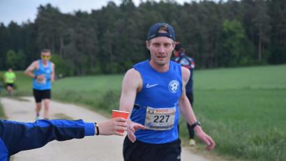 Bild: bö
Vom Start weg war Fabian Roth an der Spitze des Lauffeldes zu sehen gewesen. Mit der besten Laufzeit von 28:57 Minuten hat der Lokalmatador der Ebermannsdorfer das Rennen gewonnen.