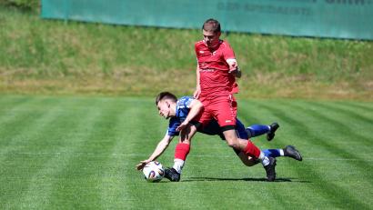 Bild: jäd
Julian Deubzer (rot) von der DJK Irchenrieth und seine Teamkollegen müssen nach einer schweren Saison in der Relegation ran.