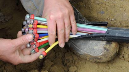 Symbolbild: Peter Kneffel/dpa
Die Gemeinde Trabitz möchte in naher Zukunft den Breitbandausbau weiter vorantreiben.