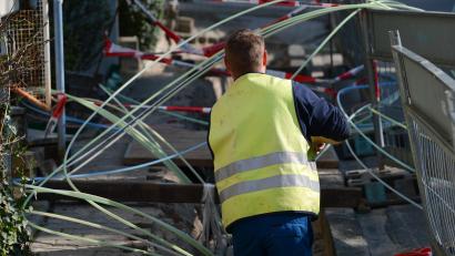 Symbolbild: Arne Dedert/dpa
Ein Strommonteur bei der Arbeit