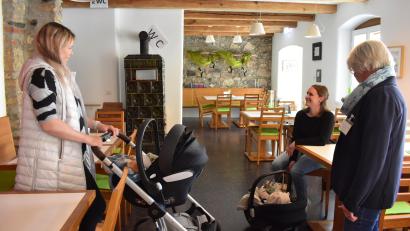 Bild: lue
Junge Mütter treffen sich am ersten Montag im Monat im Mehrgenerationenhaus in Mitterteich zum Vortrag "Von der Milch zum Brei" mit Ökotrophologin Angelika Meindl. In dem Treffpunkt am Kirchplatz soll es künftig noch mehr Angebote für Familien und Eltern geben.