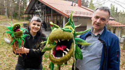Bild: Petra Hartl
Die Freilichtbühne am Buchberg probt "Der kleine Horrorladen" auf dem Buchberg. Die beiden kleinen "Audreys II", aus Filz, hat Franzi Bauer (links) schon fertig. Markus Nagler (rechts) tüftelt derweil daheim noch daran, der XXL-Version aus Holz mit Verkleidung fressen und gehen beizubringen: