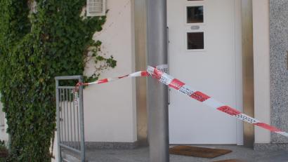 Bild: sir
Das Haus in Bodenwöhr, in dem am Donnerstag ein Feuer ausgebrochen ist, ist mit einem Trassierband abgesperrt