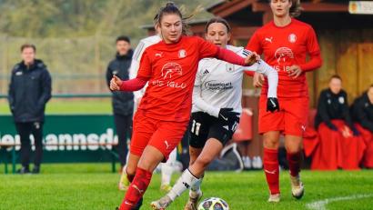 Archivbild: ref
Anna Luschner (links) erzielte nach Zuspiel von Susanne Stich den Ausgleich gegen den SV Weinberg II.