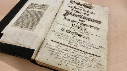 Bild: upl
Das originale Stammbuch der Bruderschaft aus dem Jahr 1725 wird im Tresor der Pfarrei Großschönbrunn verwahrt.