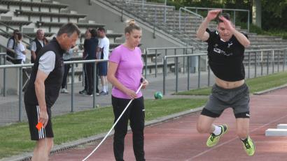 Bild: Hirsch
Mit der Leistungsabnahme im Weitsprung startete die Sportabzeichen-Aktion im Schwandorfer Sepp-Simon-Stadion in die neue Saison.