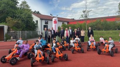 Bild: Kathrin Schmidt
Mit den Kindern freuten sich von links:
Gernot Schötz, Sonja Kalb, Schulamtsdirektor Gerald Haas, Kathrin Schmidt, Thomas Pickel, Petra Ligensa, Hans-Martin Schertl, Barbara Streit, Bianca Behrisch-Chappell, Jutta Gebhardt und Dr. Hermann König.