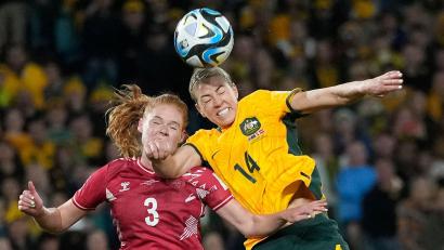 Bild: Rick Rycroft/AP/dpa
Stine Ballisager (l) spielt künftig für den FC Bayern.