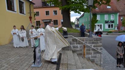 Bild: gi
Pfarrer Udo Klösel segnete den neuen Marktplatz in Moosbach.