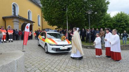 Bild: bey
Stadtpfarrer Adam Karolczak segnete das neue Einsatzfahrzeug der Helfer vor Ort Waidhaus.