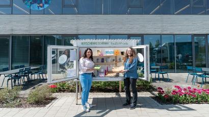 Bild: Lazarus 
Verschenkeschrank Frieda steht aktuell auf dem Siemens-Gelände in Amberg. Auf die Idee für den neuen Standort kam Qualitätsmanagerin und Nachhaltigkeitsbeauftragte Maria Lazarus (rechts) zusammen mit der Initiatorin des Projekts Margit Haberberger: