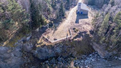 Bild: Armin Weigel/dpa
Das ehemalige Trafohaus (oben rechts) steht am Rande des Steinbruchs und ist Teil des Weges, den Besucher der KZ-Gedenkstätte in Flossenbürg zum Steinbruch nehmen. Es wurde von KZ-Häftlingen in der Gründungszeit des Lagers erbaut. Drei von ihnen hinterließen persönliche Spuren in dem Gebäude.