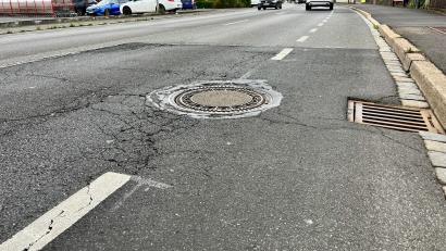 Bild: Gabi Schönberger
Die Straßenschäden in der Regensburger Straße sind nicht mehr zu übersehen. Die Fahrbahn zwischen dem Kreisverkehr bei der Polizei und dem Hagebaumarkt will die Stadt Weiden in den Sommermonaten sanieren.