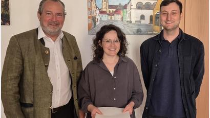 Bild: Stadt Nabburg/Thomas Prey/exb
Maria Zimmermann wird neue Standesbeamtin in Nabburg. Bürgermeister Frank Zeitler (links) überreicht ihr die Ernennungsurkunde. Rechts im Bild Sven Gerlach, Leiter des Amts für Sicherheit und Ordnung.