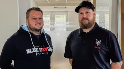 Bild: Christian Kaminsky
Ralf Herbst (rechts) ist neuer Geschäftsstellenleiter. Sebastian Schell verstärkt Sponsoring-Team der Blue Devils Weiden.