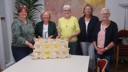 Bild: rha
In einem großen Holzpuzzle befand sich die Spende von 3.000 € des Schnäppchen- und Flohmarktladens Vilseck. Darüber freuten sich sowohl Empfängerinnen und Spenderinnen. (Von links) SkF-Geschäftsführerin Andrea Graf, SkF-Vorsitzende Marianne Gutwein, Ladenchefin Veronika Pröls und deren Mitarbeiterinnen Gudrun Quarder und Elfriede Kredler.