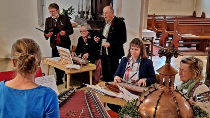 Bild: Reinhard Kreuzer
Beim Mariensingen in der St. Marienkirche in Rothenstadt gaben „Sie und de Zwoa“ und der „Erbendorfer Zitherclub“ ein gefühlvolles Konzert.