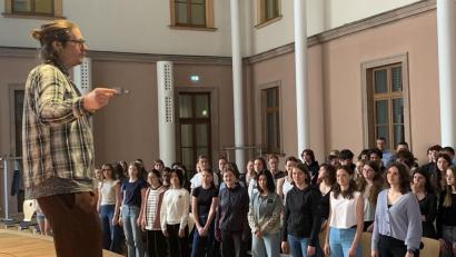 Bild: Michaela Treese/MRG
Chorleiter und Arrangeur Andreas Kuch (Viva Voce) beim Workshop mit den rund 150 Sängerinnen und Sängern der vier beteiligten Schulchöre.