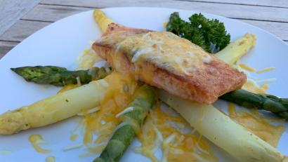 Bild: Michael Schiffer
Das Spargel-Lachs-Gratin kommt zum Gratinieren kurz in in den Ofen. Mit Sauce Hollandaise servieren.